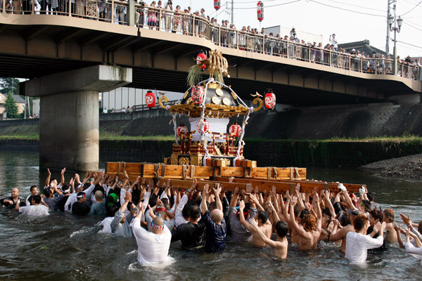 勤行川、大橋下流で開催の下館祇園まつり 明治神輿の川渡御